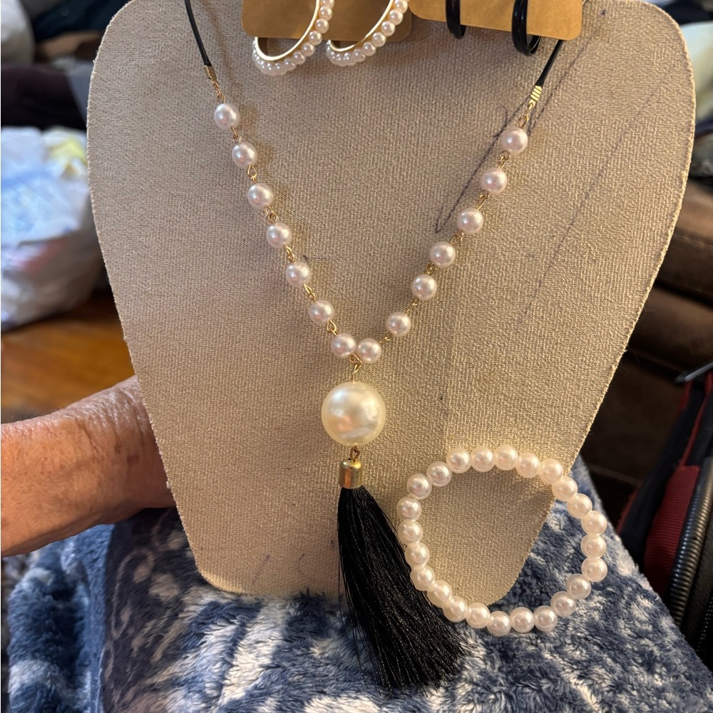 Elegant Pearl Jewelry Set with Black Tassel